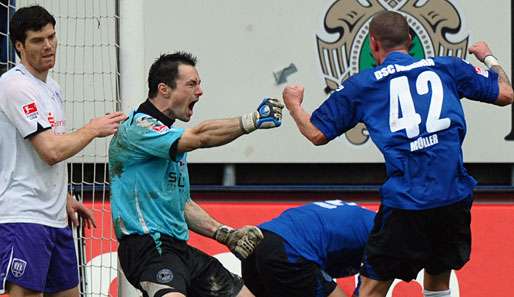 Darf Arminia-Keeper Eilhoff (2.v.l.) beim KSC nach zuletzt drei Niederlagen endlich wieder jubeln?