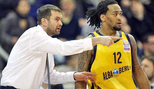 Luka Pavicevic (l.) begrüßt einen Neuzugang im Trainerteam: Boban Mitev