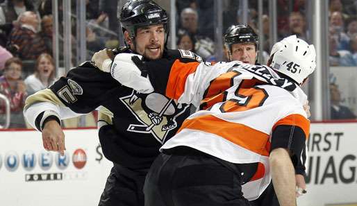 Pittsburgh spielt schön, kann aber auch anders: Deryk Engelland prügelt sich mit Flyer Jody Shelley