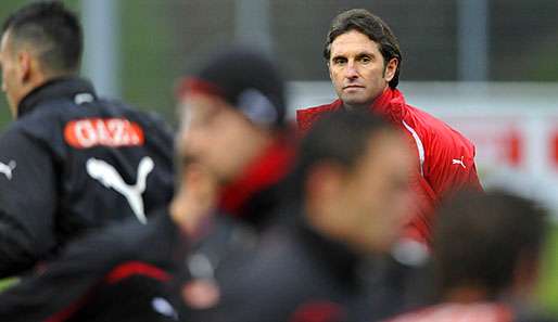 Bruno Labbadia leitet sein erstes Training beim VfB Stuttgart
