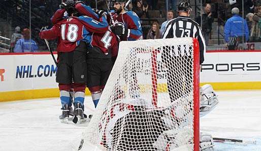 Freud und Leid eng beieinander: Colorado bejubelt ein Tor, Sens-Goalie Brian Elliott ärgert sich