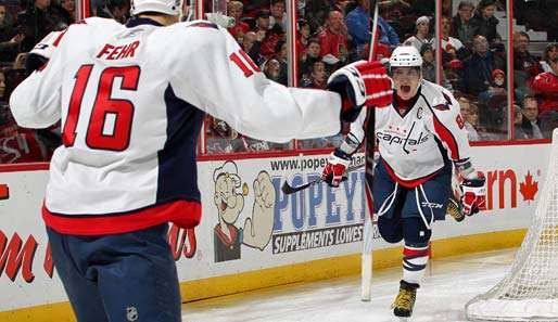 Komm her, zum Captain: Capitals-Star Owetschkin (r.) feiert mit Torschütze Fehr