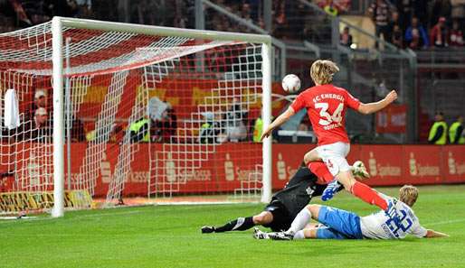 Der helle Wahnsinn: Cottbus' Jules Reimerink trifft zum 5:5 gegen den KSC ins Netz