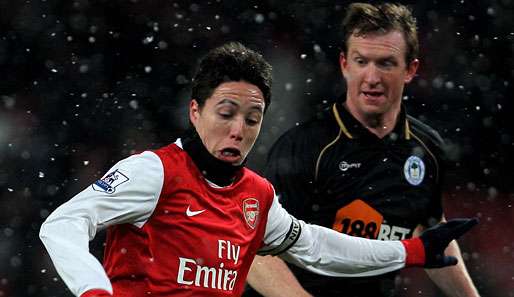 Ende November bezwang Arsenal (mit Samir Nasri, l.) Wigan (mit Steven Caldwell) im Ligacup mit 2:0