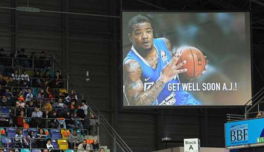 Über ihre Videoleinwand wünschen die Frankfurt Skyliners AJ Moye gute Besserung