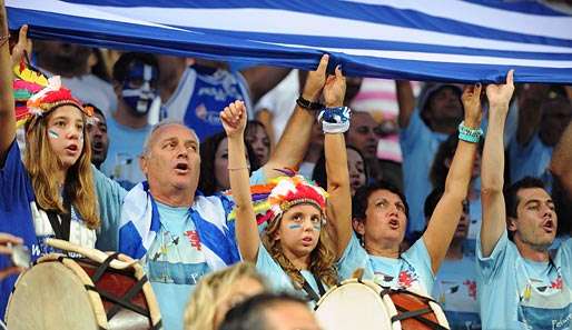 Griechische Basketballfans feiern friedlich während der Basketball-WM in Istanbul