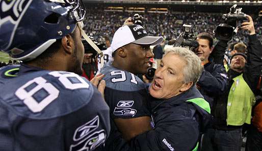 Freude in Seattle: Coach Pete Carroll (r.) freut sich mit Defensive End Chris Clemens über die Playoffs