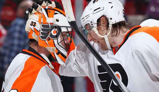 Brian Boucher (l.) und Braydon Coburn freuen sich über den ersten Sieg in Detroit seit 22 Jahren
