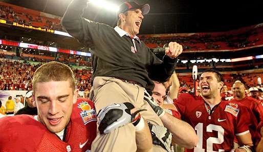 Partystimmung bei Coach Jim Harbaugh (M.) und Quarterback Andrew Luck (r.)