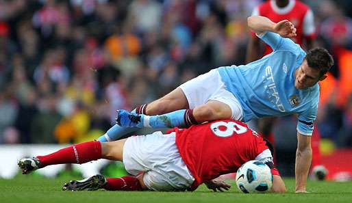 James Milner (o.) und ManCity hatten im Hinspiel keine Chance und verloren 0:3 gegen den FC Arsenal