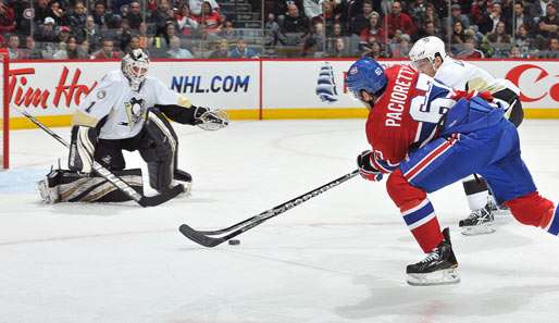 Aus spitzem Winkel nimmt Montreals Max Pacioretty das Tor von Pittsburghs Brent Johnson ins Visier