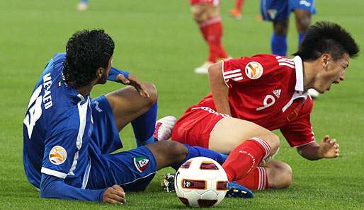 Mesaed Al-Enezi vom Platz nach diesem Tritt gegen Yang Xu (r.)