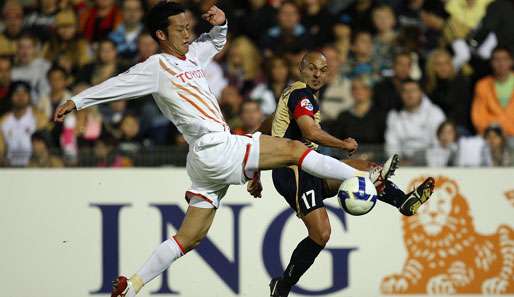 Maya Yoshida (l.) rettete Japan gegen Jordanien den Punktgewinn