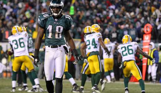Jeremy Maclin wandert konsterniert vom Feld. Die Packers bejubeln im Hintergrund den Sieg