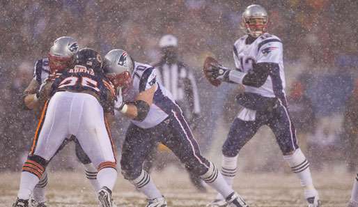 Dan Koppen und Logan Mankins lassen Anthony Adams (Bears) nicht zu Tom Brady durch