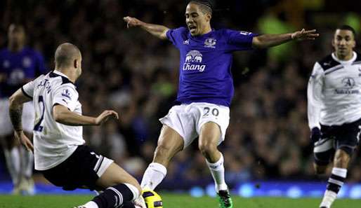 Steven Pienaar (M.) und Alan Hutton (l.) von den Tottenham Hotspur spielen künftig gemeinsam