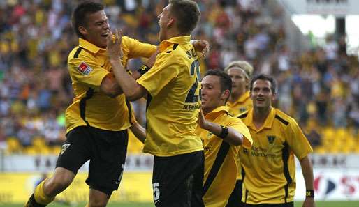 Zoltan Stieber (l.), Torschütze zum 1:0, jubelt mit seinem Aachener Teamkollegen Manuel Junglas
