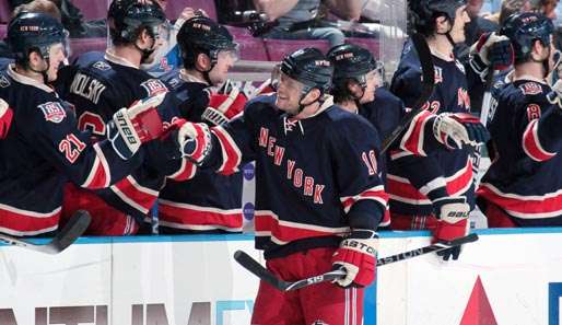 Nach seinen vier Toren gegen Toronto holt sich Marian Gaborik die Glückwünsche der Kollegen ab