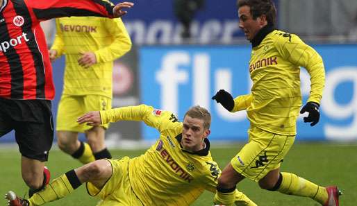 Dortmund muss gegen Stuttgart wohl auf seine Mittelfeldspieler Bender und Götze (r.) verzichten