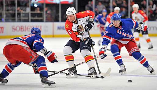 Artem Anisimov (r.) erzielte beim Spiel Rangers gegen Panthers zwei unglückliche Eigentore