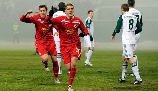 Nils Petersen (vorne) schoss Cottbus mit seinem Doppelpack gegen Wolfsburg ins Viertelfinale