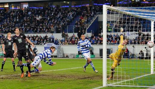 Das 2:0 für den MSV: Goran Sukalo (M.) lässt Tobias Sippel im FCK-Gehäuse keine Chance