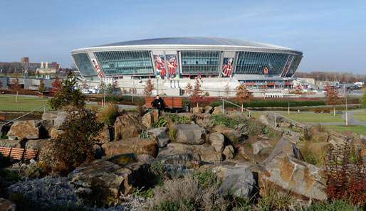 Unter anderem im Stadion von Donetsk soll der Ball rollen