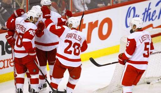 Die Red Wings jubeln mit Fünffach-Torschütze Johan Franzen