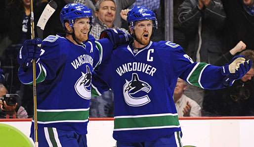 Die Sedin-Brüder sammelten gemeinsam fünf Scorerpunkte beim Sieg gegen die Blackhawks