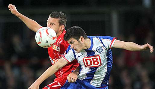 Im Hinspiel erkämpfte sich Torsten Mattuschka (l.) mit Union ein Unentschieden bei der Hertha