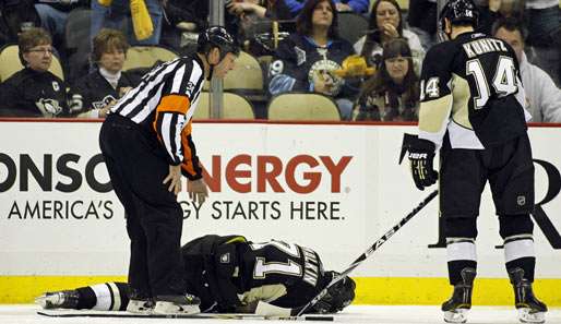 Evgeni Malkin (M.) hat sich im Spiel gegen die Buffalo Sabres das Kreuzband gerissen