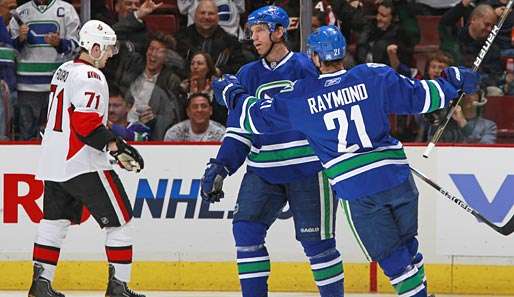 Canucks-Stürmer Mikael Samuelsson (M.) feiert seinen Treffer zum zwischenzeitlichen 3:0