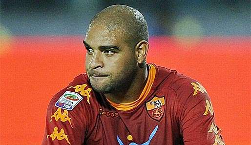 Adriano ist seinen Führerschein wegen Verdachts auf Alkohol am Steuer los
