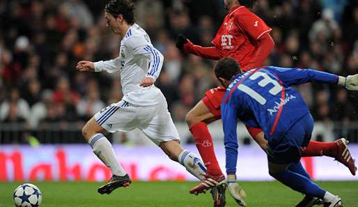 Von den Real-Madrid-Fans geliebt: Deutschlands Nationalspieler Mesut Özil (l.)