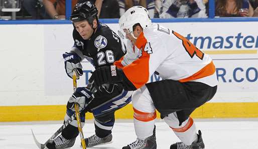 Topspiel-Time in Tampa Bay: Lightning-Stürmer Martin St. Louis (l.) gegen Kimmo Timonen 