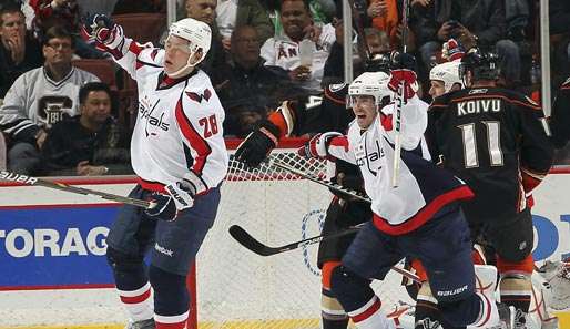 Alexander Semin (l.) war mit drei Toren Washingtons Mann des Spiels gegen die Anaheim Ducks