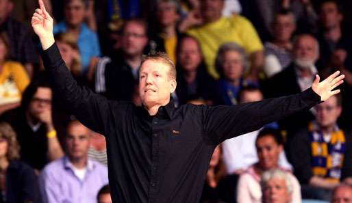 Trainer John Patrick feiert mit der BG Göttingen seinen Sieg gegen Aris Saloniki