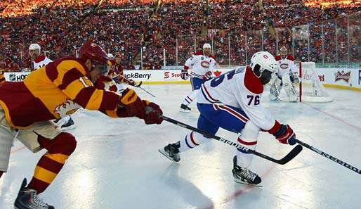 Calgarys Rene Bourque (l.) traf im Heritage Classic gegen Montreal doppelt