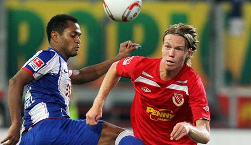 Das Hinspiel gewann Hertha mit Raffael (l.) in Cottbus mit 1:0