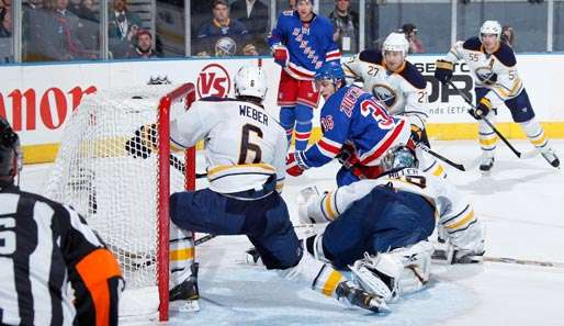 Sechs Minuten vor Schluss stoppte Ryan Miller die größte Rangers-Chance durch Mats Zuccarello