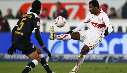Der VfB Stuttgart muss im Spiel gegen Schalke 04 wahrscheinlich auf Cacau (r.) verzichten