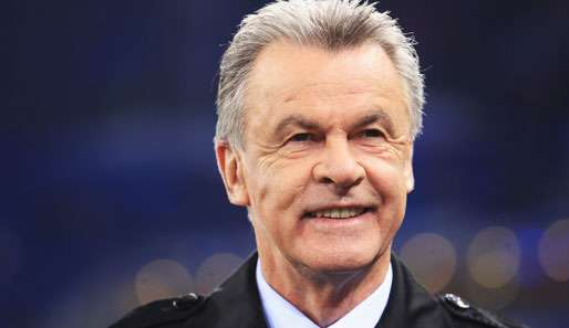 Ottmar Hitzfeld bleibt mindestens bis zur WM 2014 in Brasilien Trainer der Schweiz