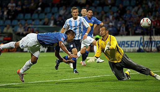 Verlängerte seinen Vertrag bei den Löwen gerade erst bis 2012: Keeper Gabor Kiraly (r.)