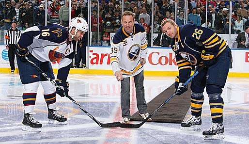 Ex-Sabres-Goalie Dominik Hasek eröffnete die Partie in Buffalo