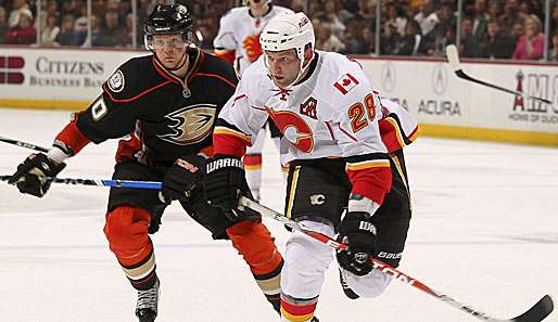 Robyn Regehr (r.) konnte den Doppelpack von Corey Perry (l.) auch nicht verhindern