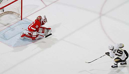 Entscheidung im Shootout: James Neal überwindet Detroits Goalie Joey MacDonald