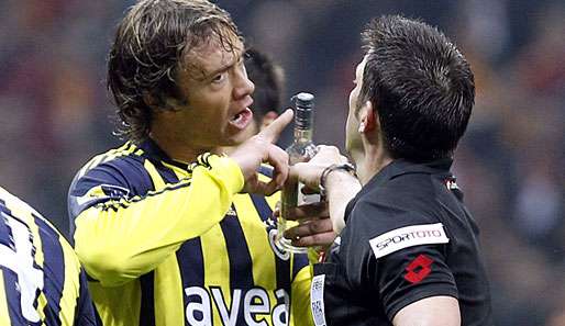 Fenerbahces Diego Lugano ist sichtlich wütend: Weil die Raki-Flasche schon leer ist?