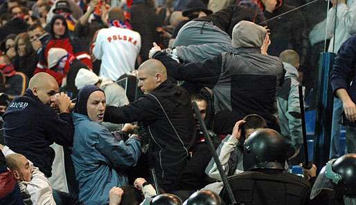 Polnische Hooligans sorgen nach der Niederlage gegen Litauen für Krawalle