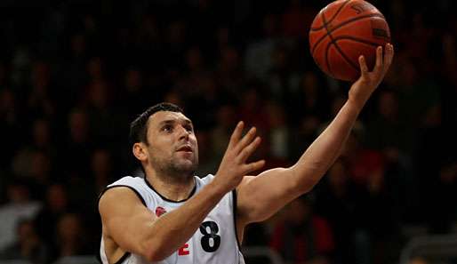 Alles im Blick hat Predrag Suput, der mit 10 Punkten bester Scorer der Brose Baskets Bamberg war