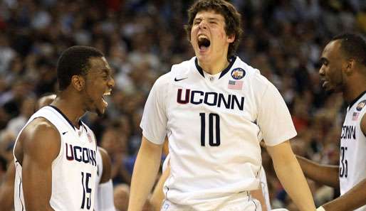 Kemba Walker und Tyler Olander (m.) feiern den Erfolg der UConn Huskies